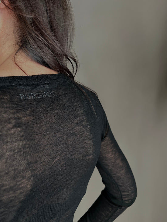 Maglia ultra fine in lana con scollo a barca nera
