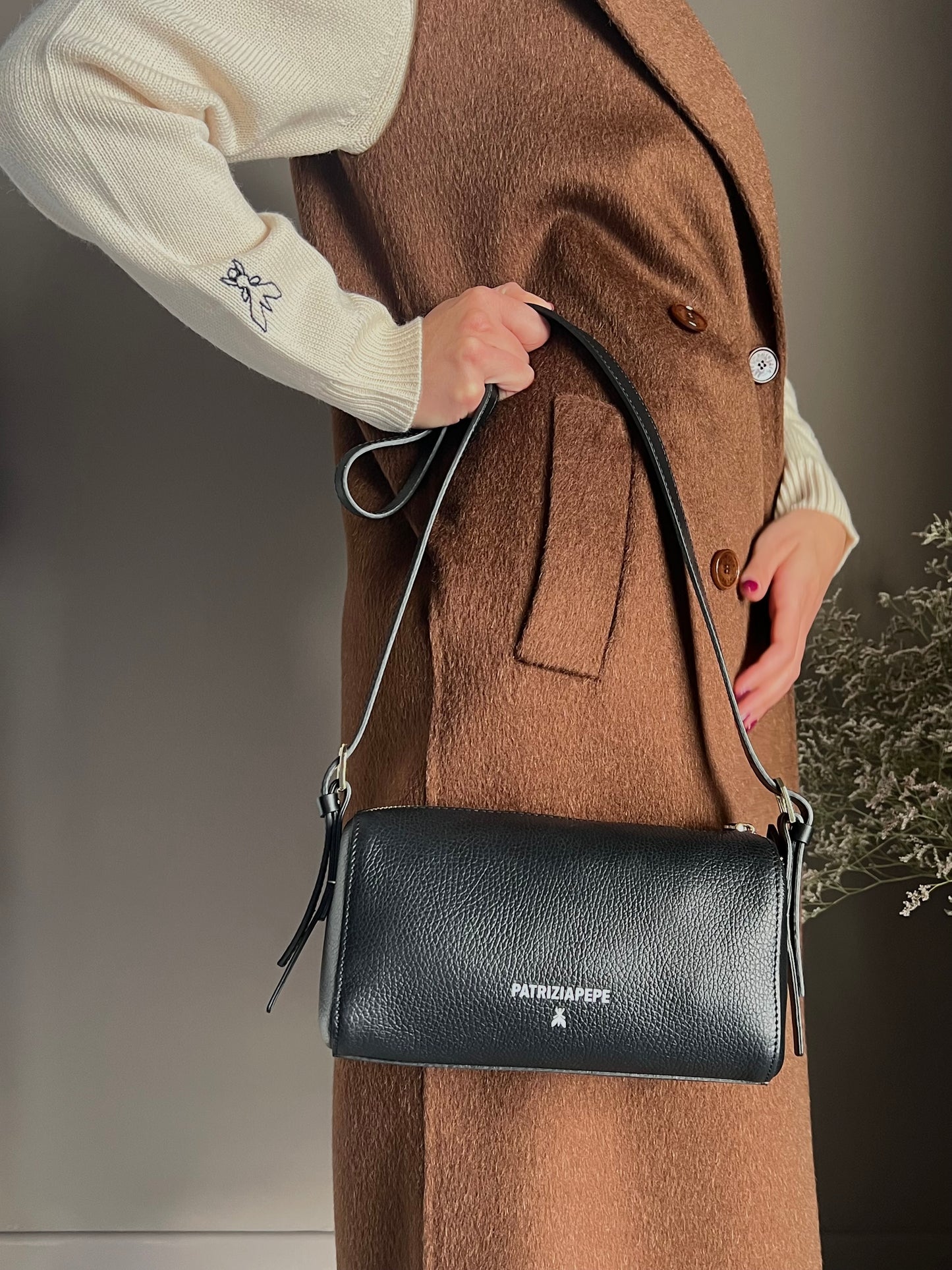 Borsa tracolla Never in pelle nera