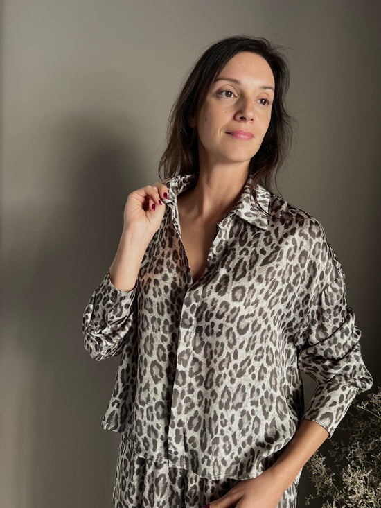 Camicia in viscosa con stampa animalier