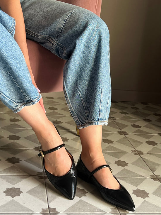 Scarpa con cinturino in pelle e fibbia oro