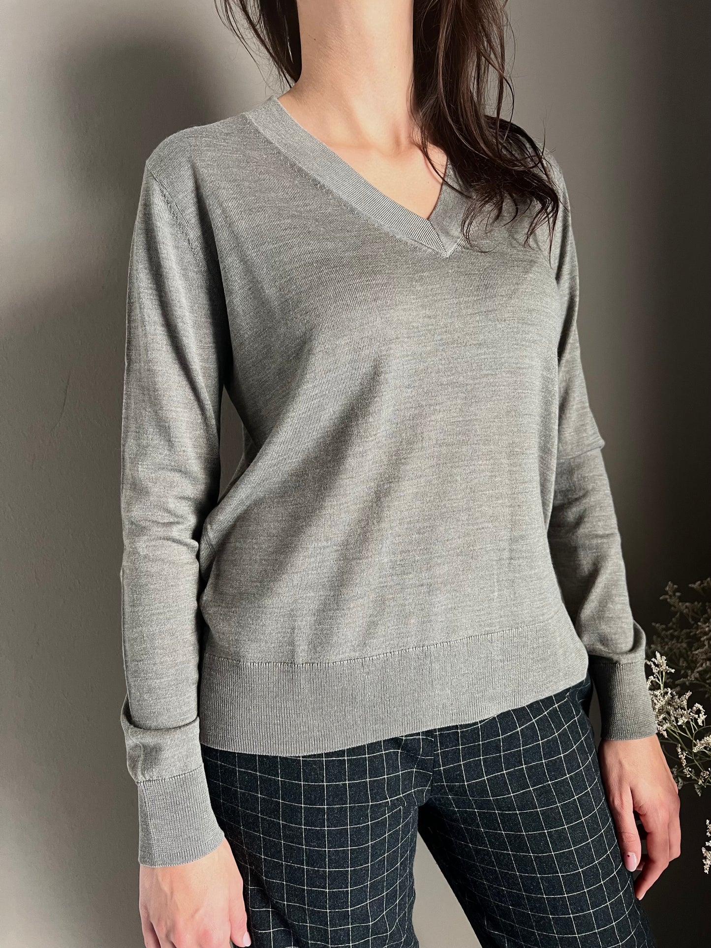Maglia scollo a V in lana Greige