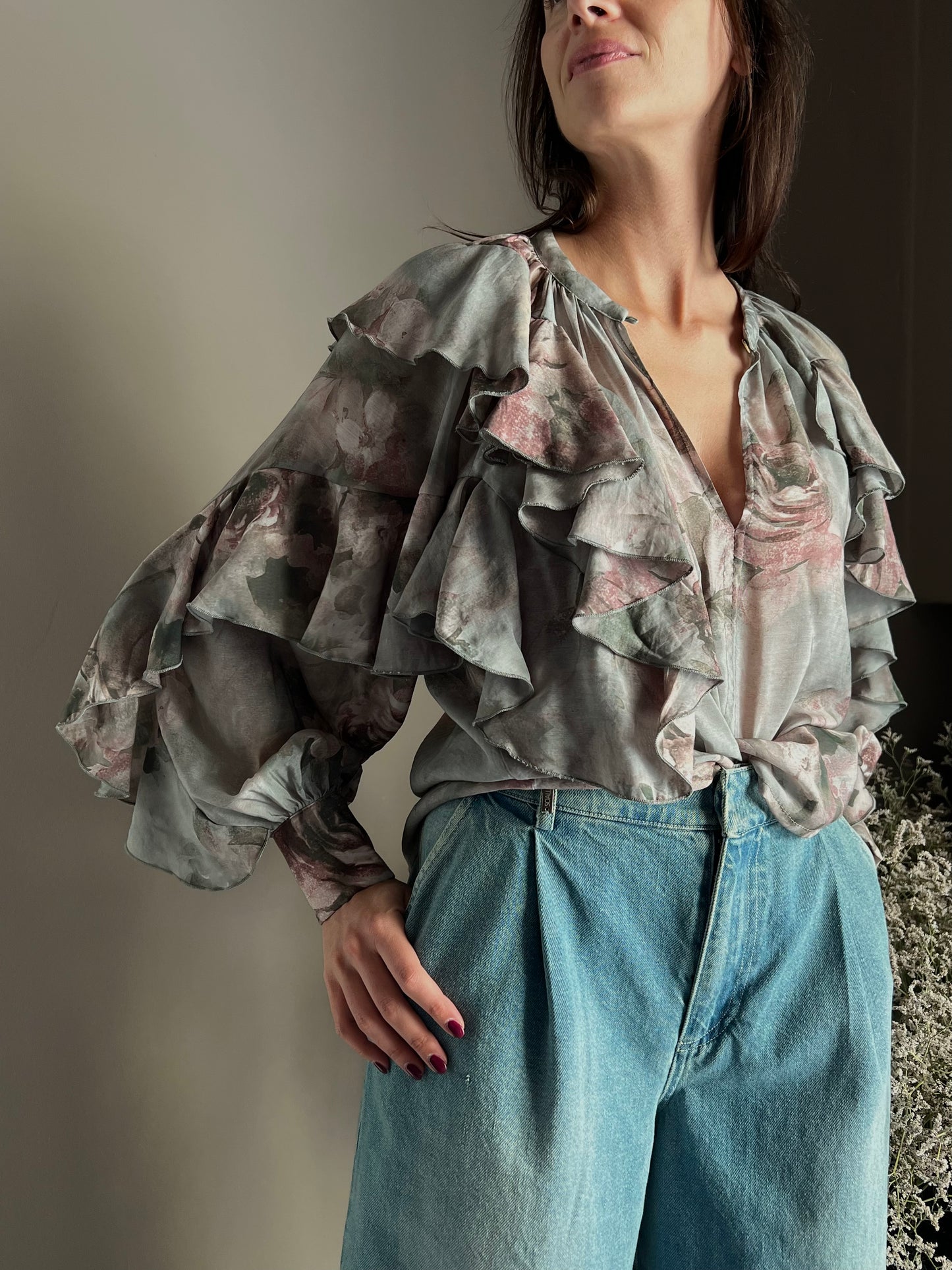 Camicia in fantasia con volant e maniche a sbuffo