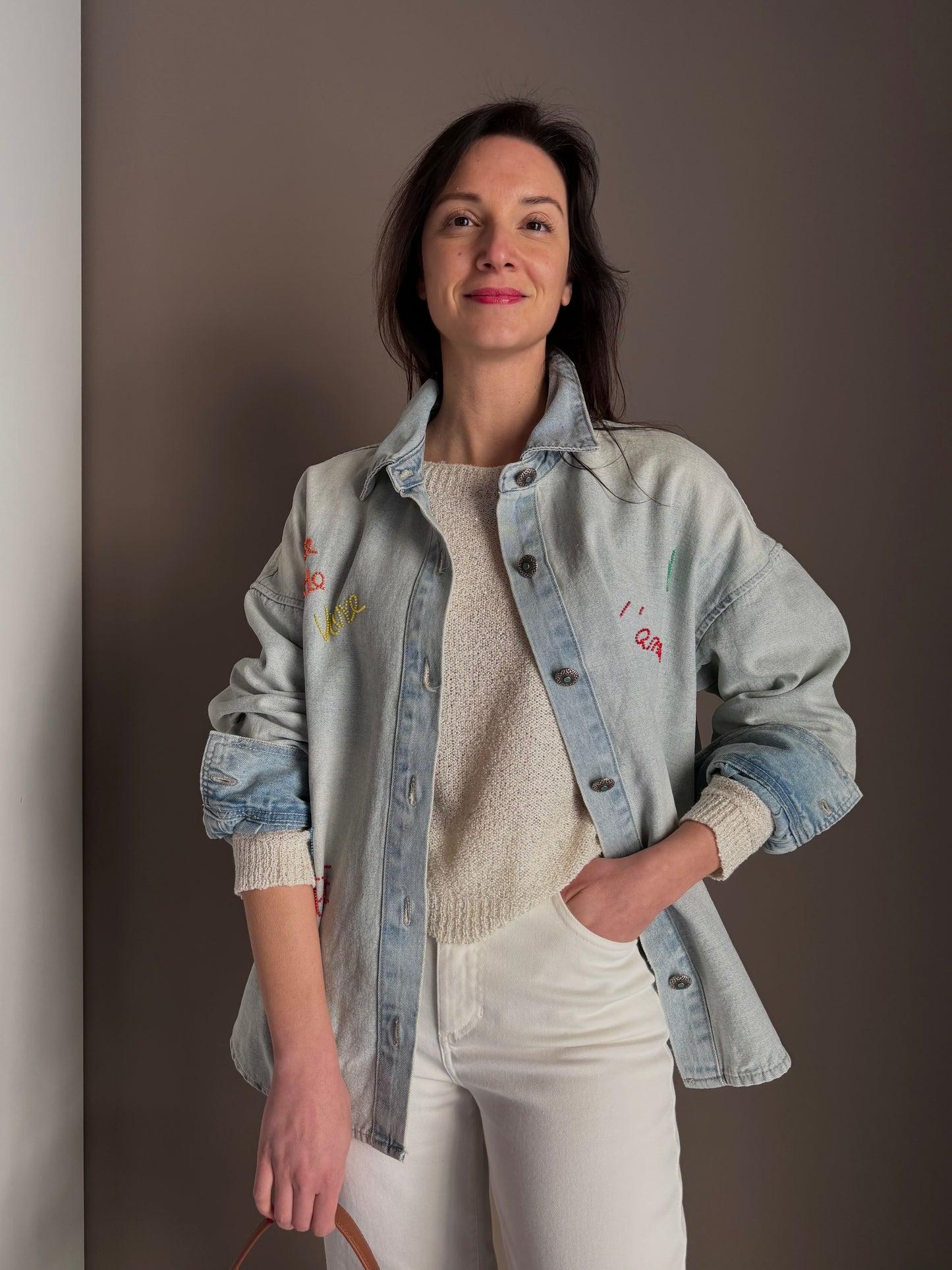 Camicia over in denim chiaro con ricamo