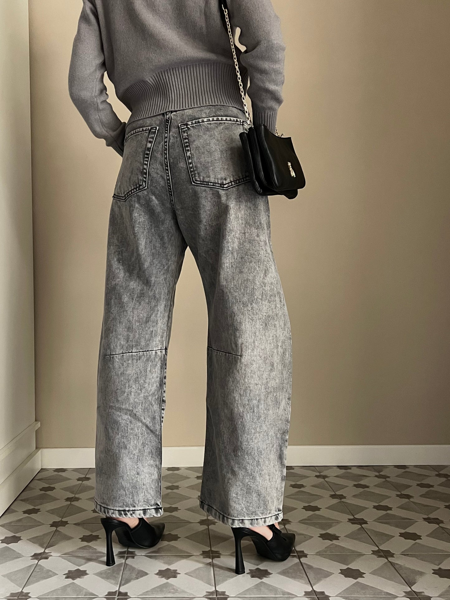 Pantalone denim vita alta con effetto sfrangiatura in vita