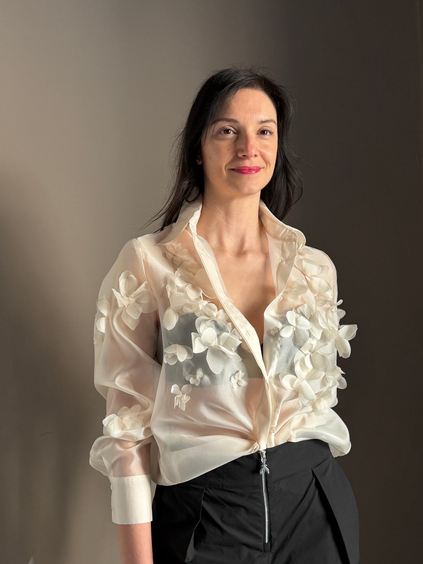 Camicia Champagne con Applicazioni Floreali