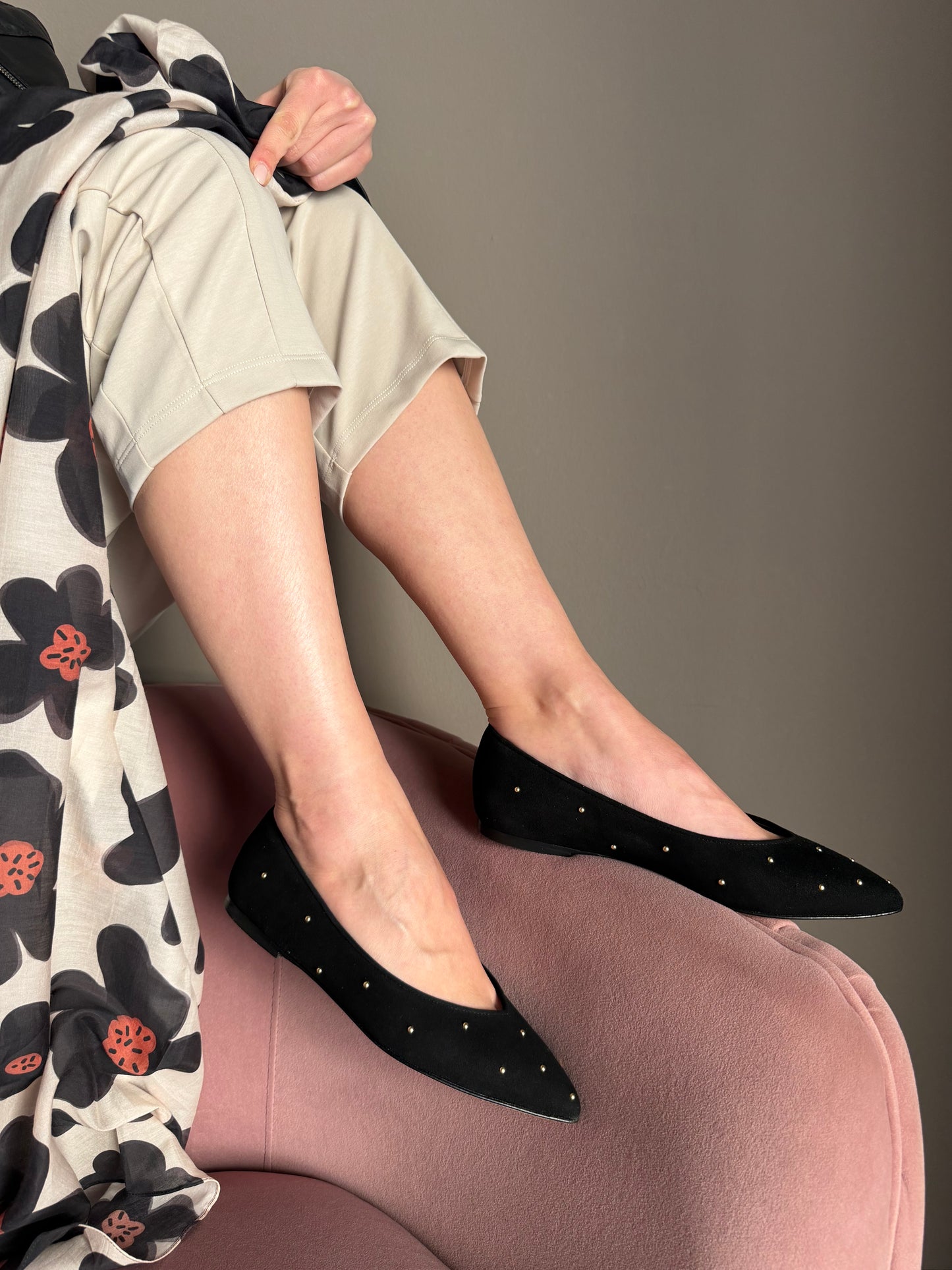 Decolletè flat in suede nera