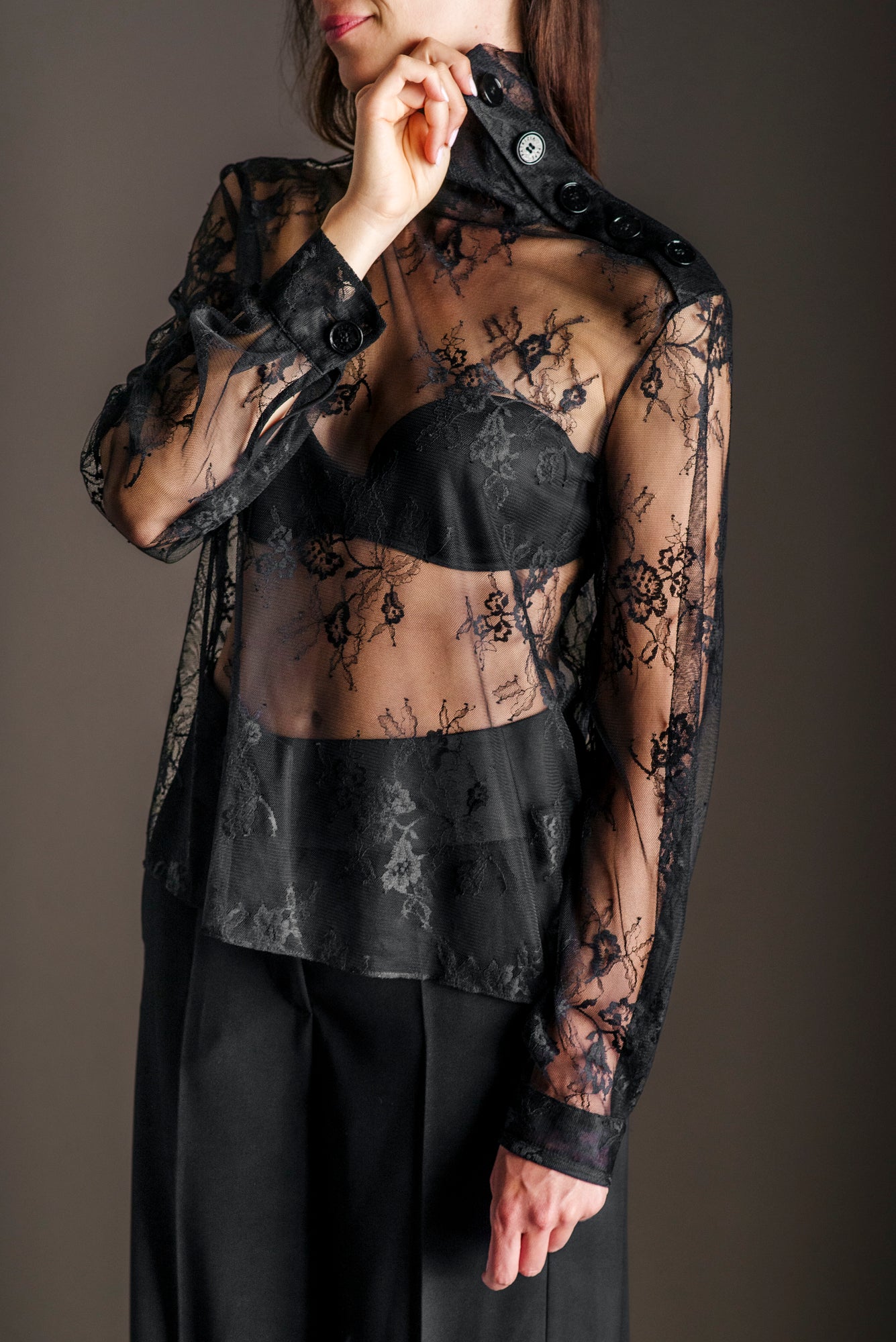 Blusa in pizzo francese con collo alto
