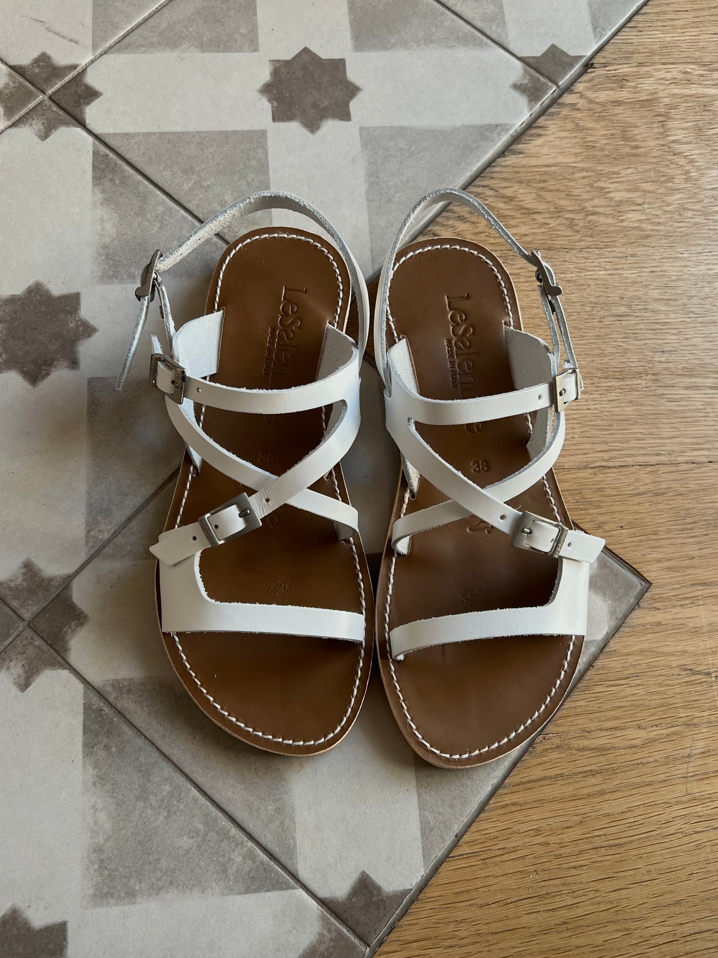 Le Salentine- sandalo con fibbie bianco