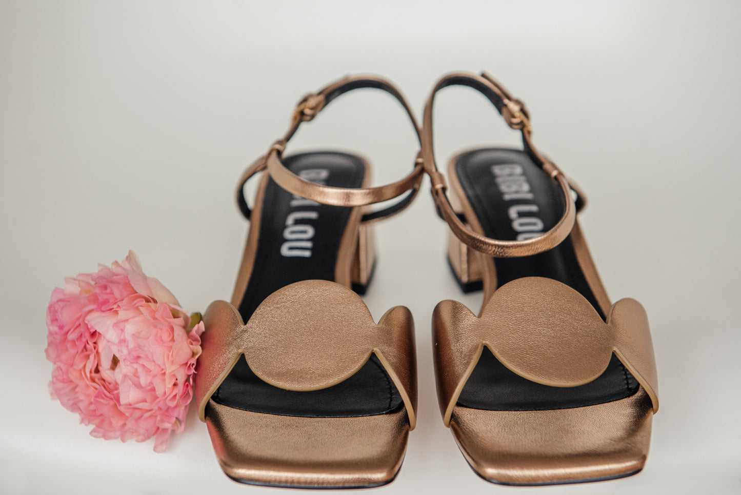 Sandalo in pelle bronzo con fascia semicerchi