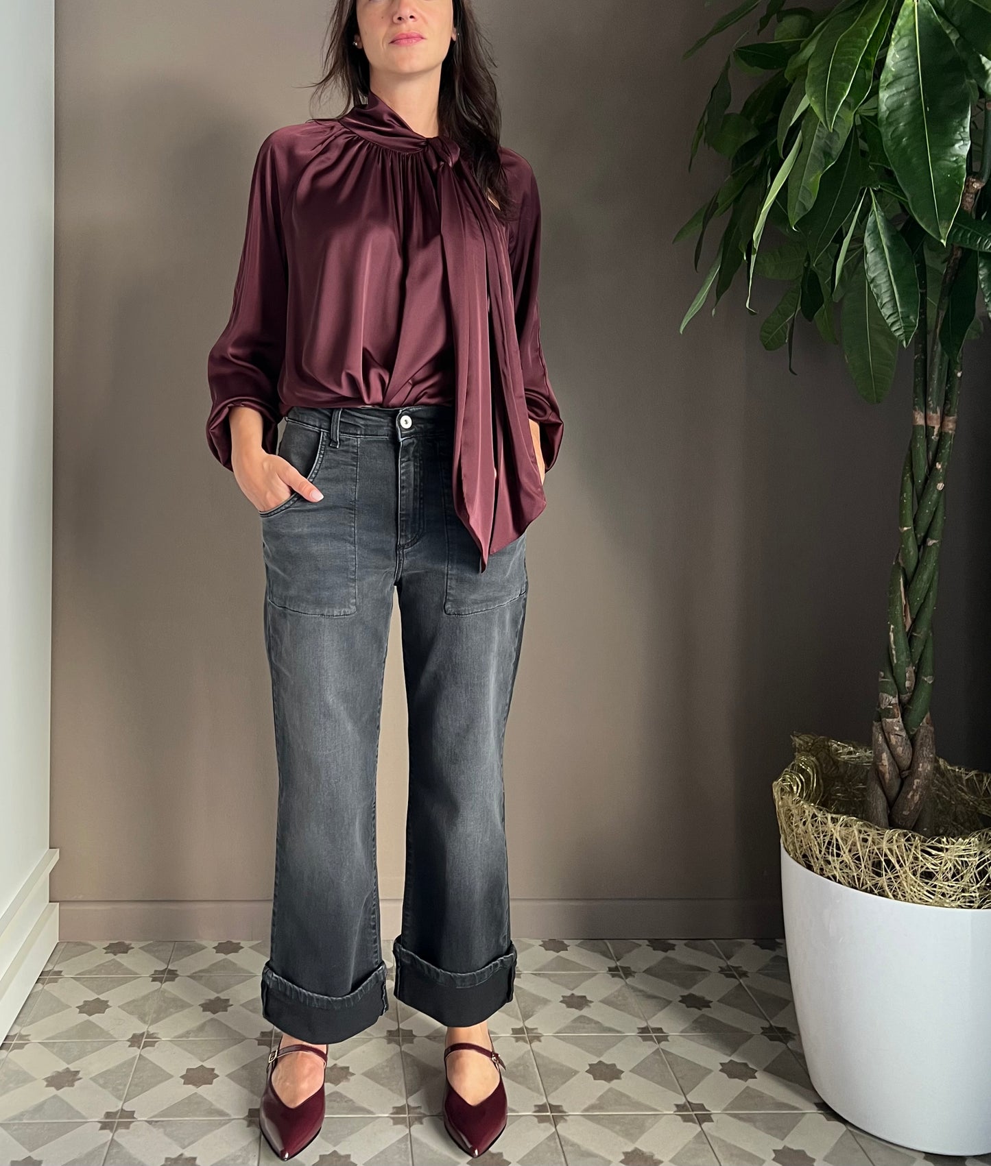 Camicia in satin con taglio cout-out sulla spalla
