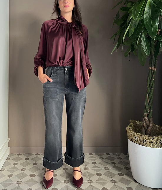 Camicia in satin con taglio cout-out sulla spalla