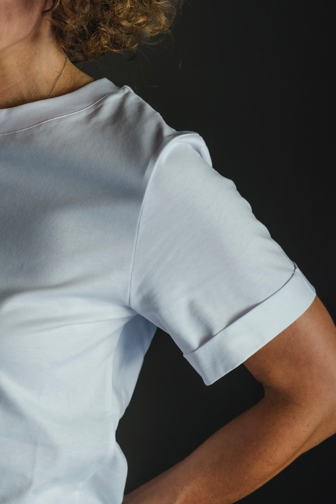 T-shirt in cotone premium con monogram oro