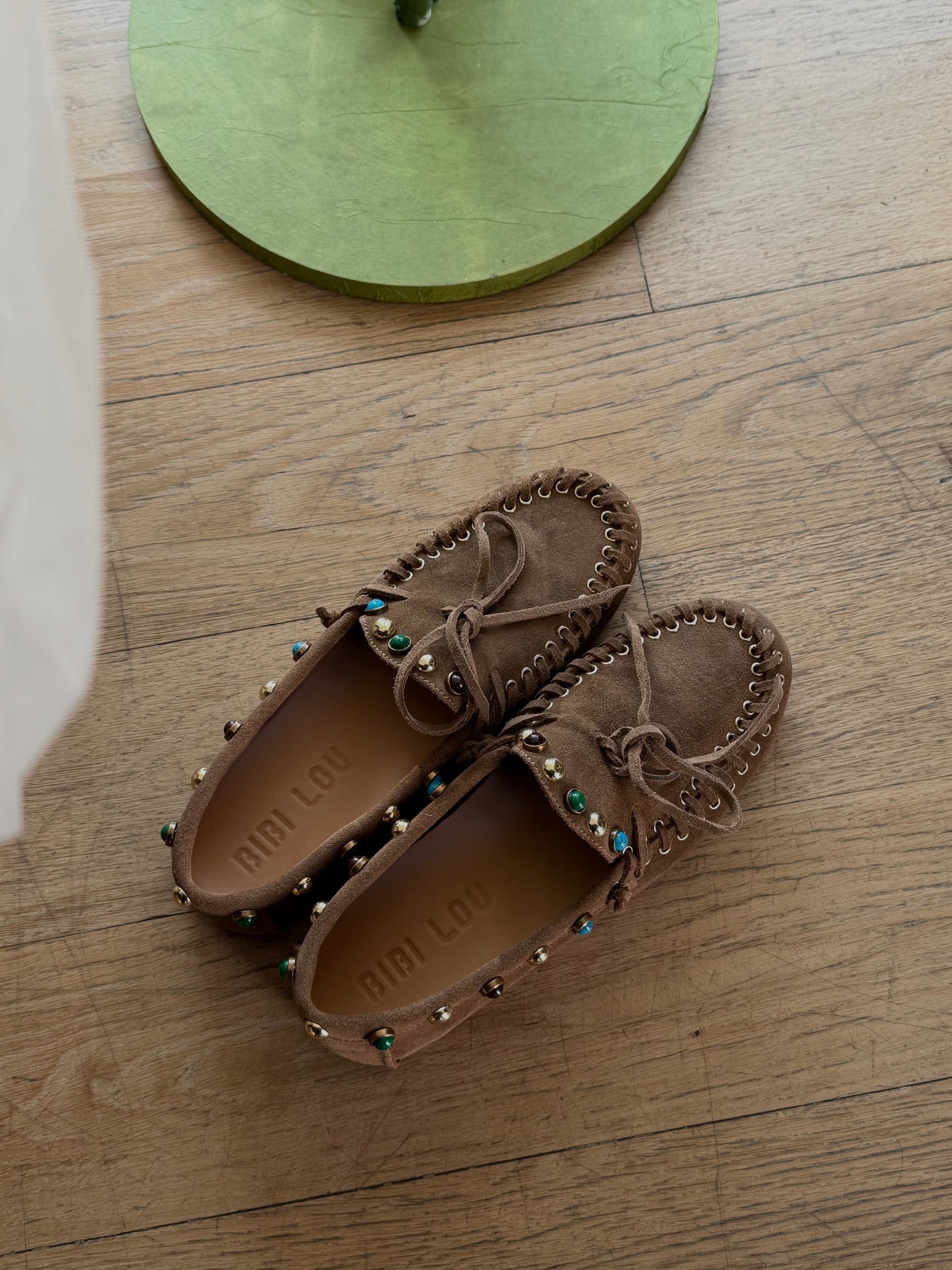 Mocassino in suede con borchiette