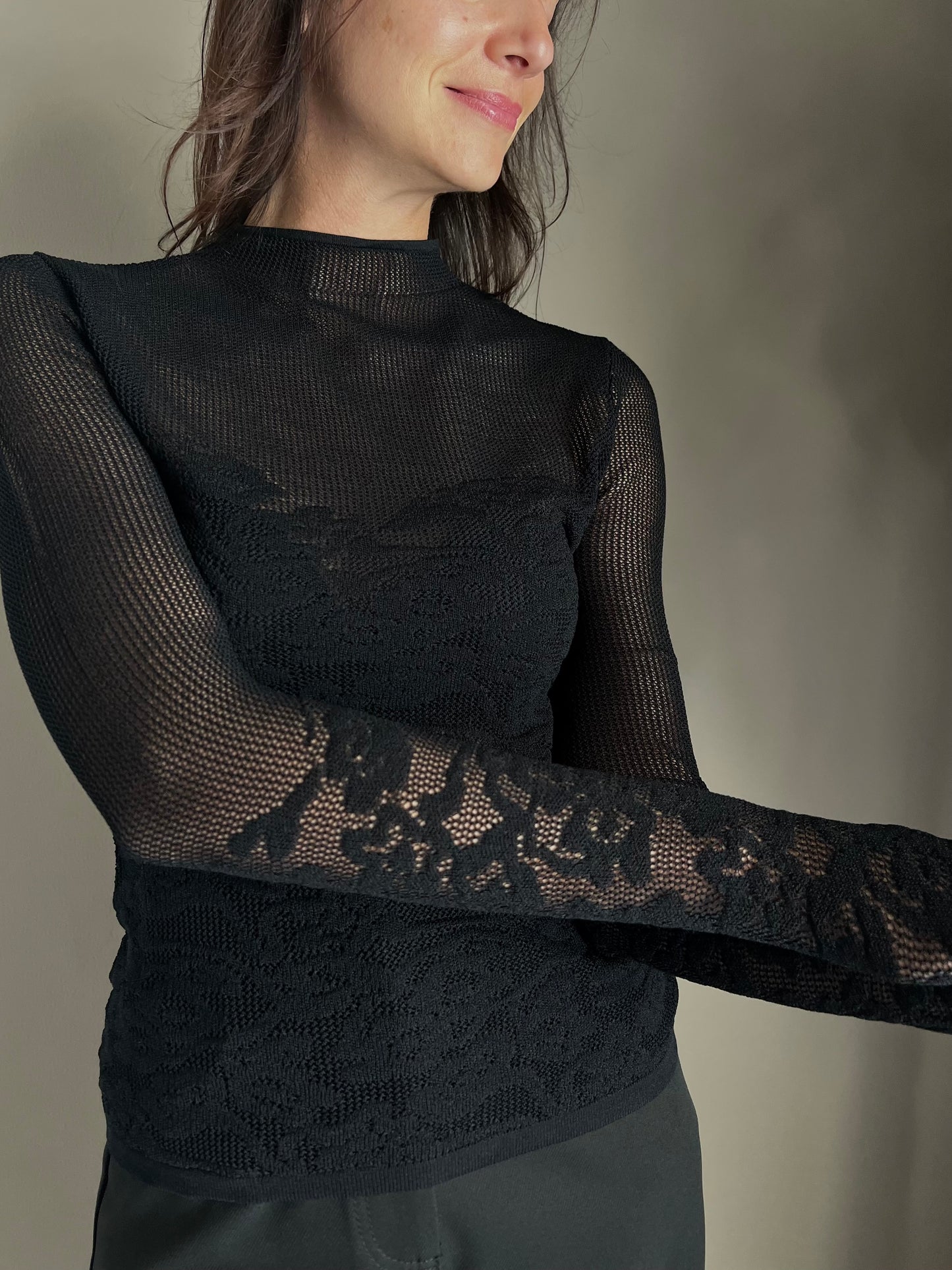 Maglia dolcevita a taglio vivo effetto pizzo