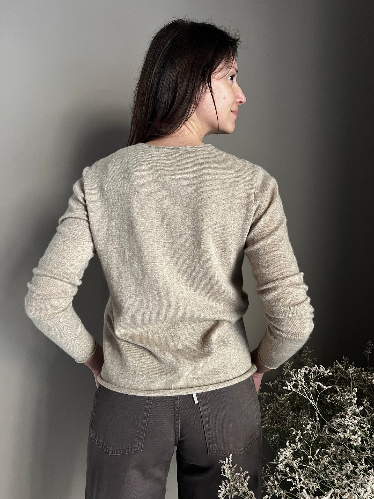 Maglia basic girocollo in 100% cashmere beige