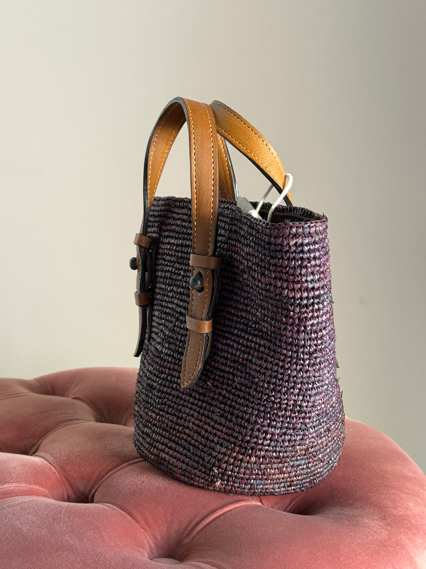 Borsa in rafia con manico in pelle e tracolla