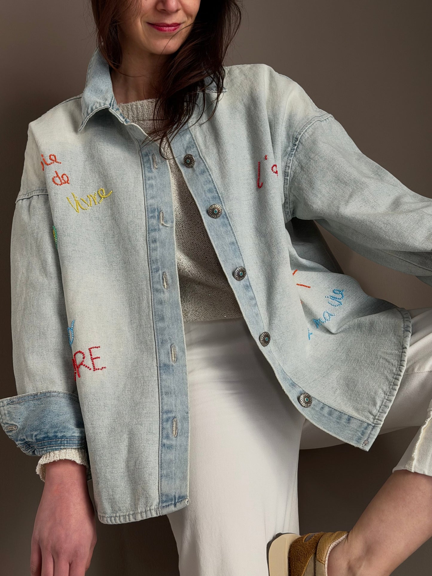 Camicia over in denim chiaro con ricamo