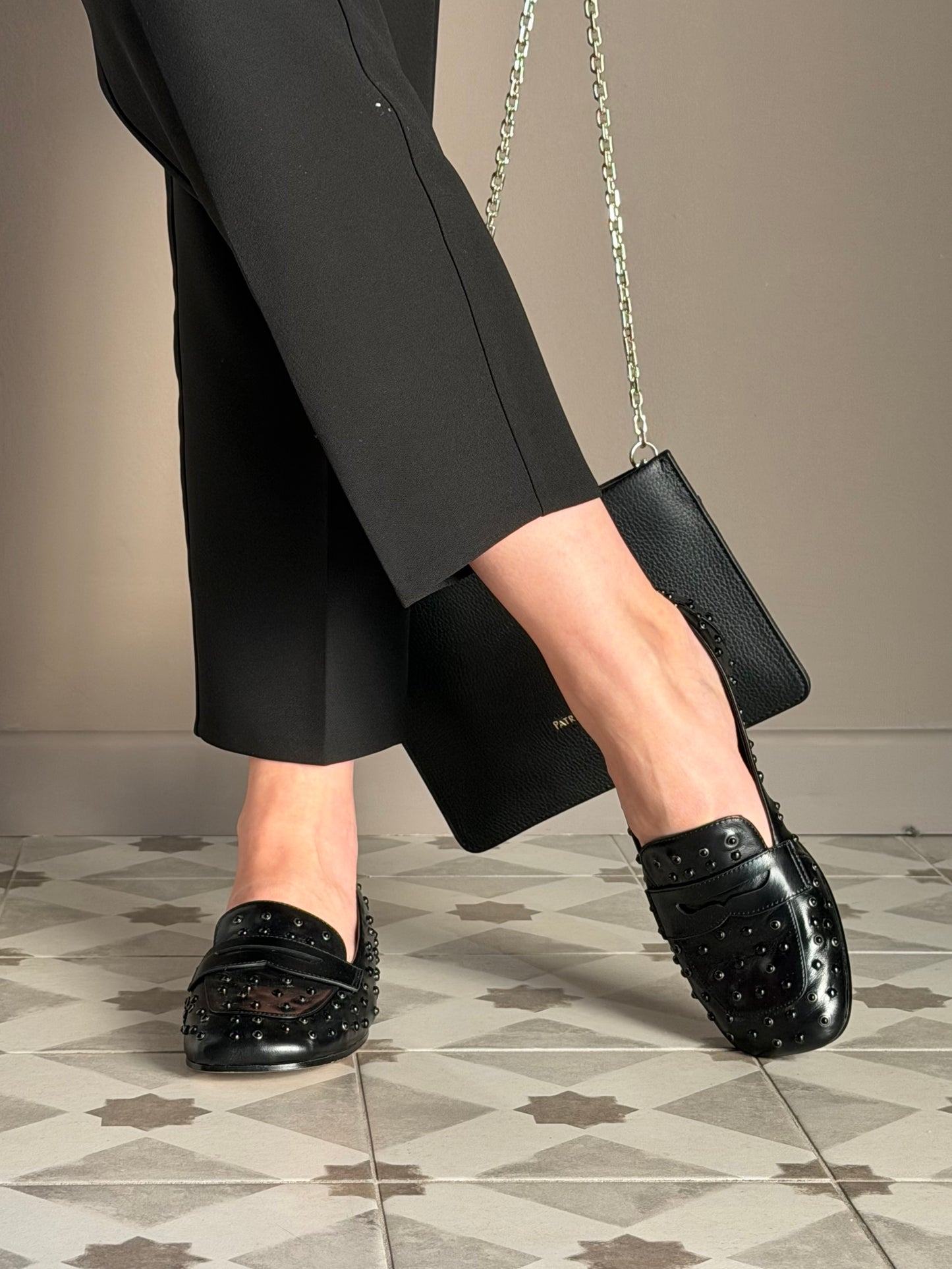 Mocassino in pelle con borchiette in tinta