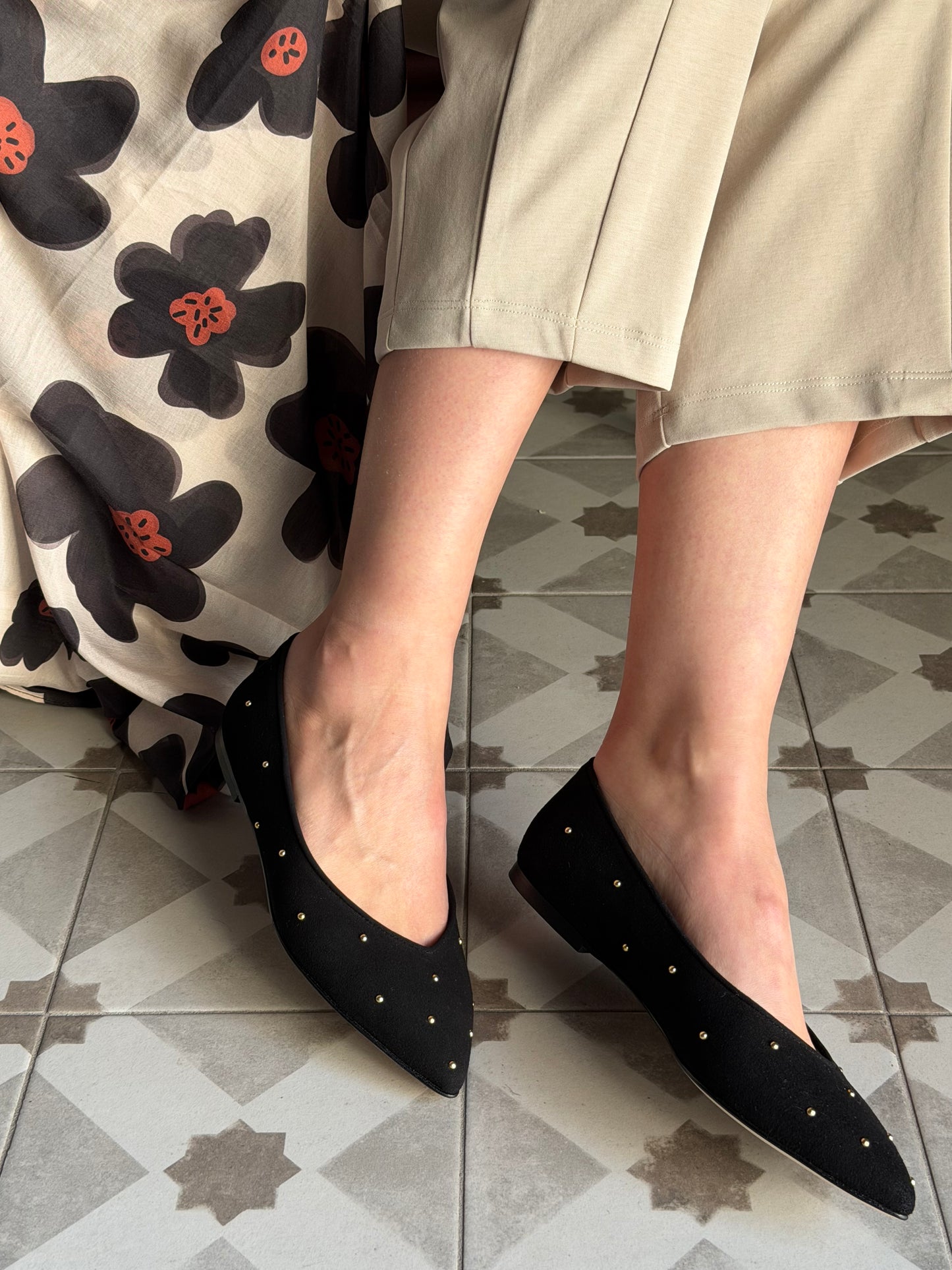 Decolletè flat in suede nera