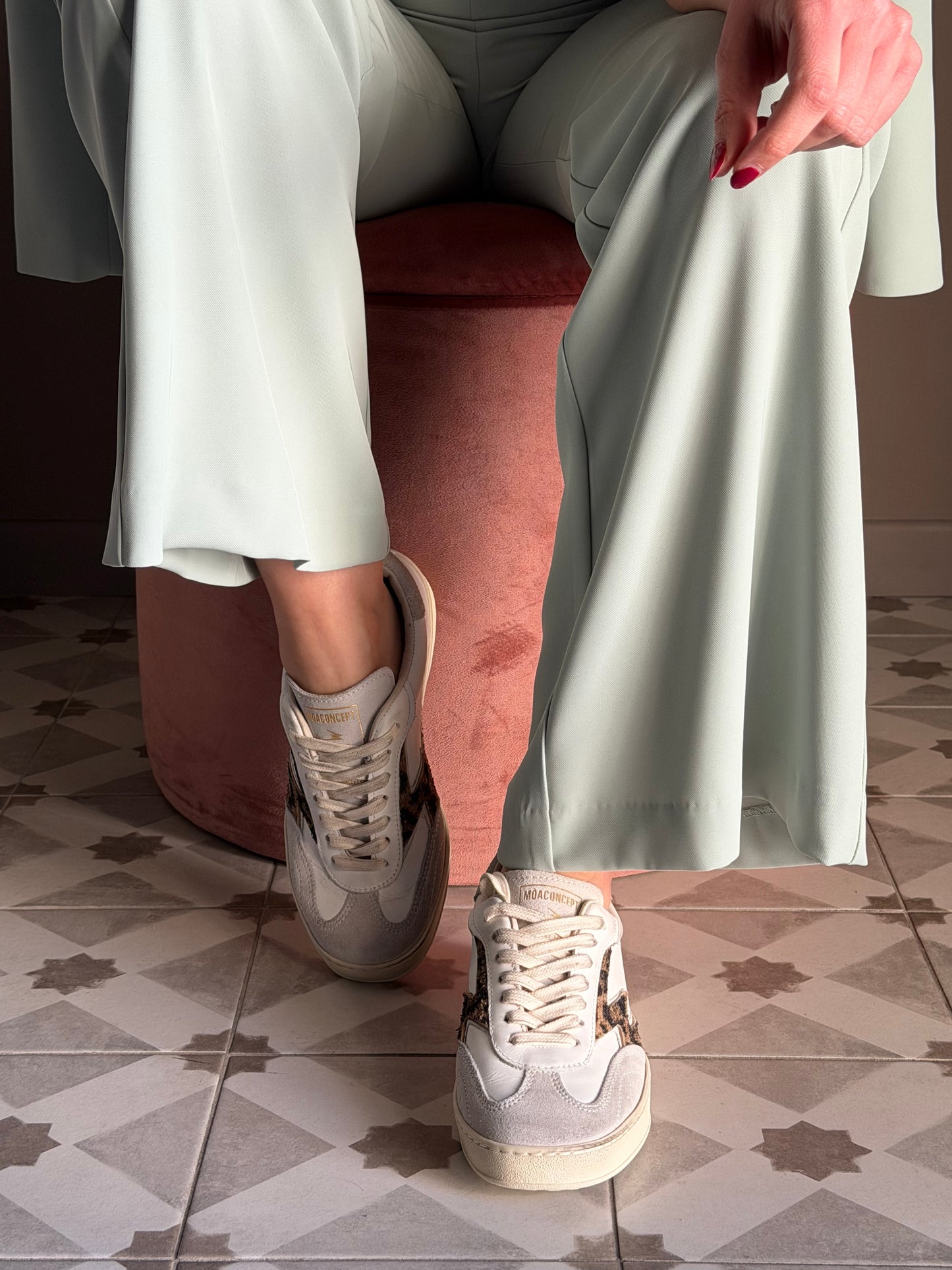 Sneakers in pelle e camoscio con dettaglio leo