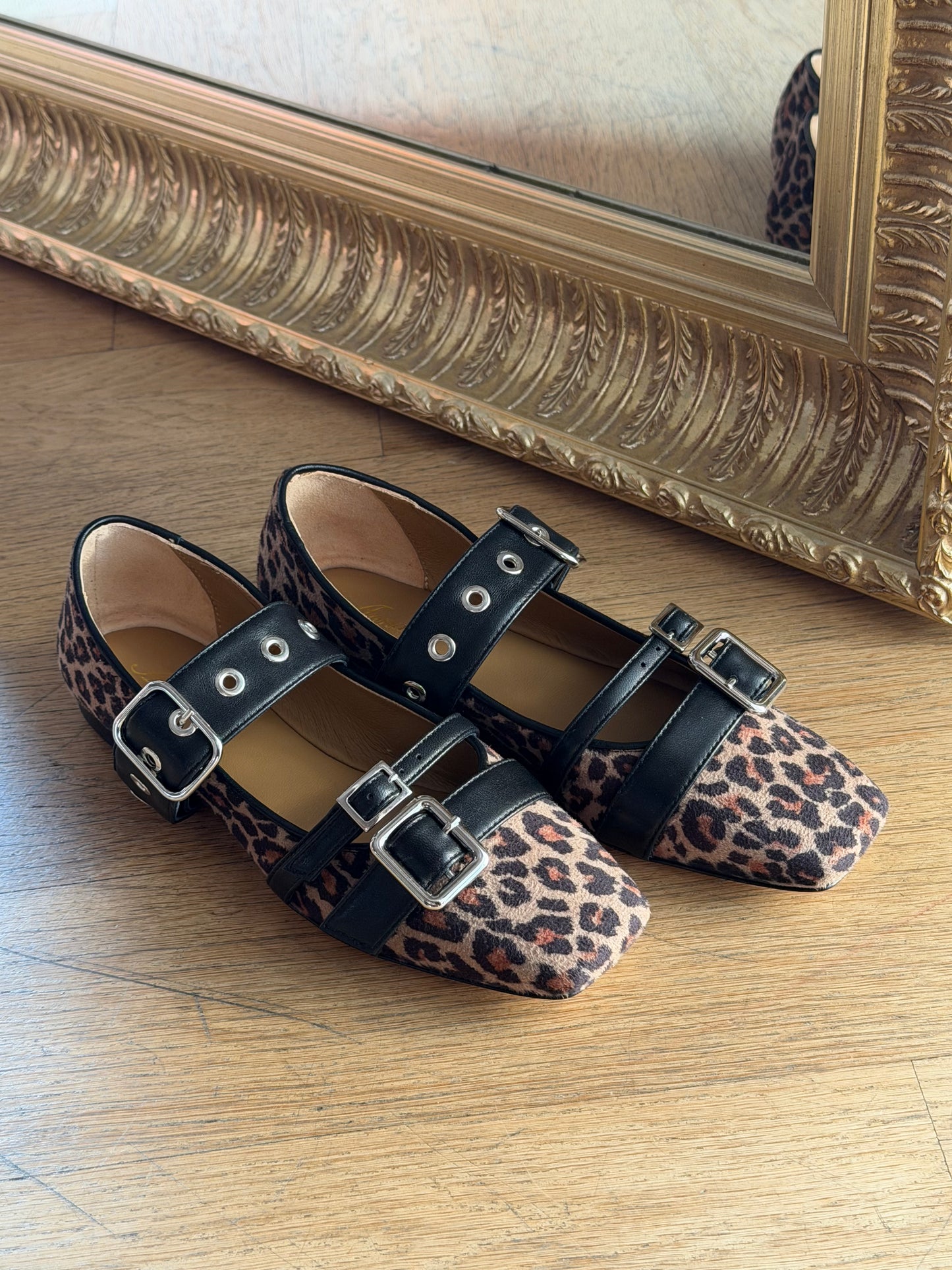 Mary Jane in camoscio maculato con fibbie a contrasto