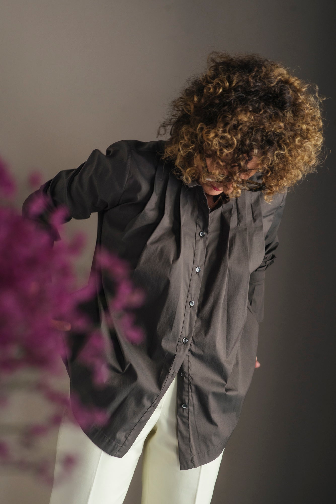 Camicia svasata in cotone liscio con dettagli plisse’