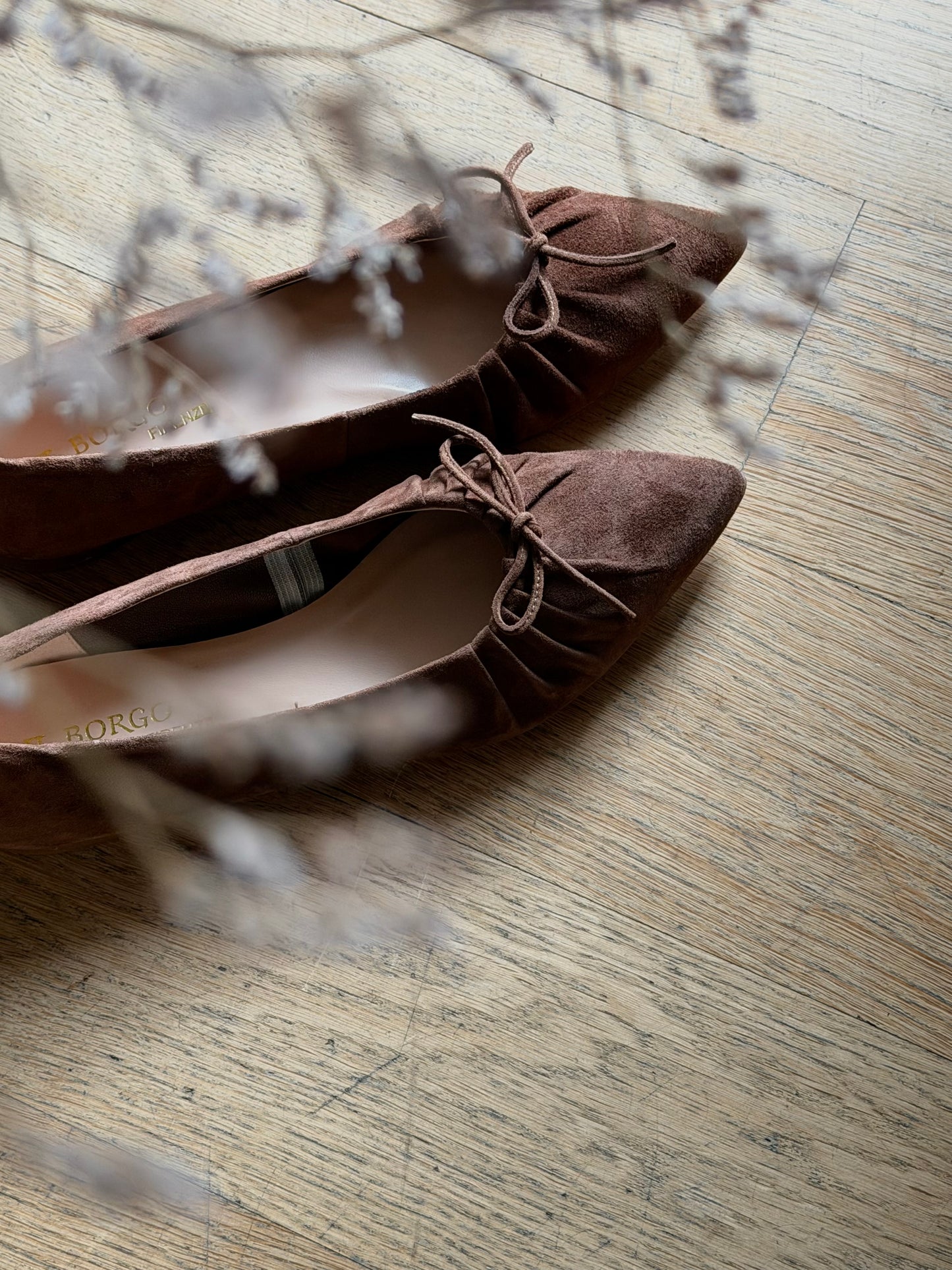 Scarpa in suede con plisse’