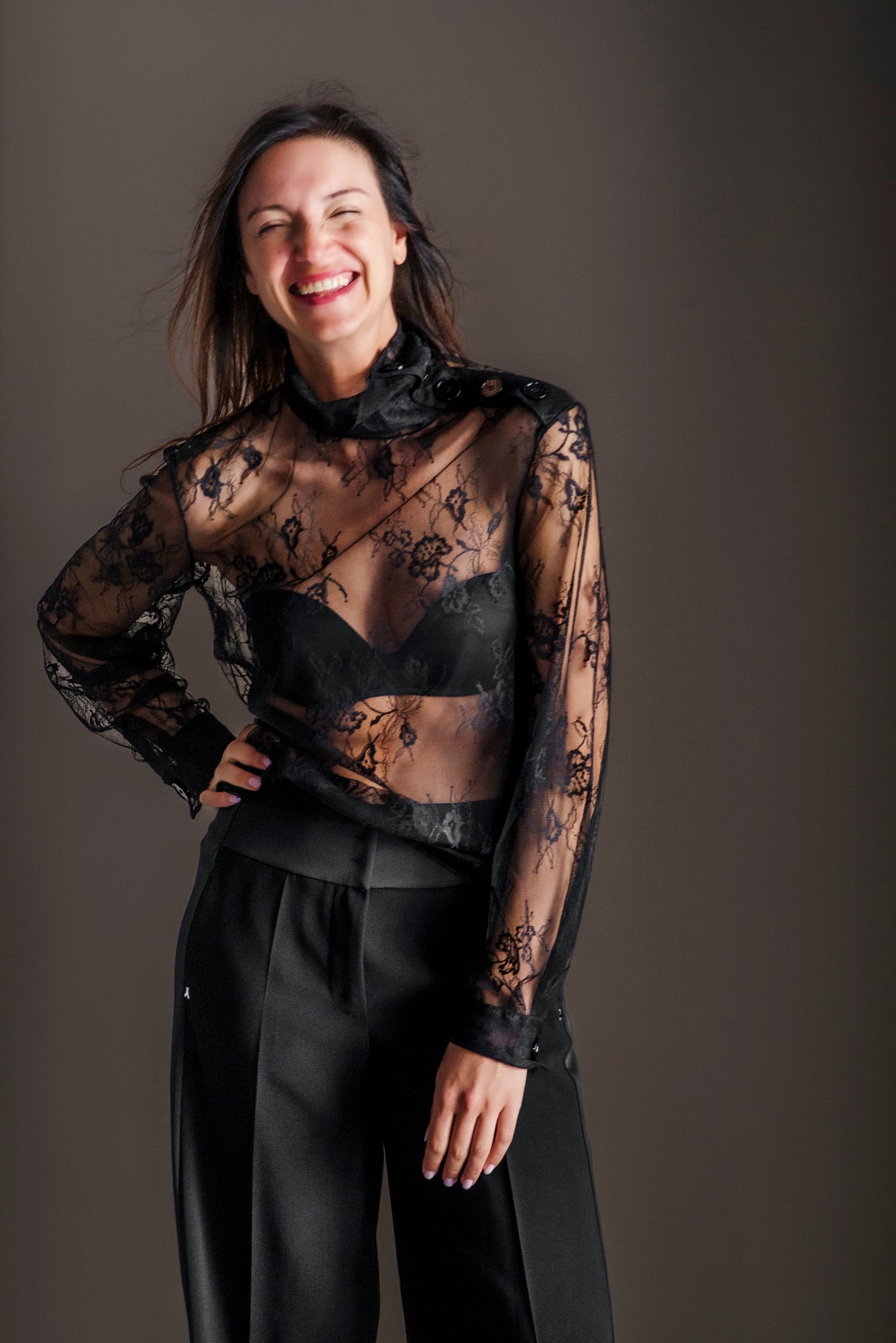 Blusa in pizzo francese con collo alto