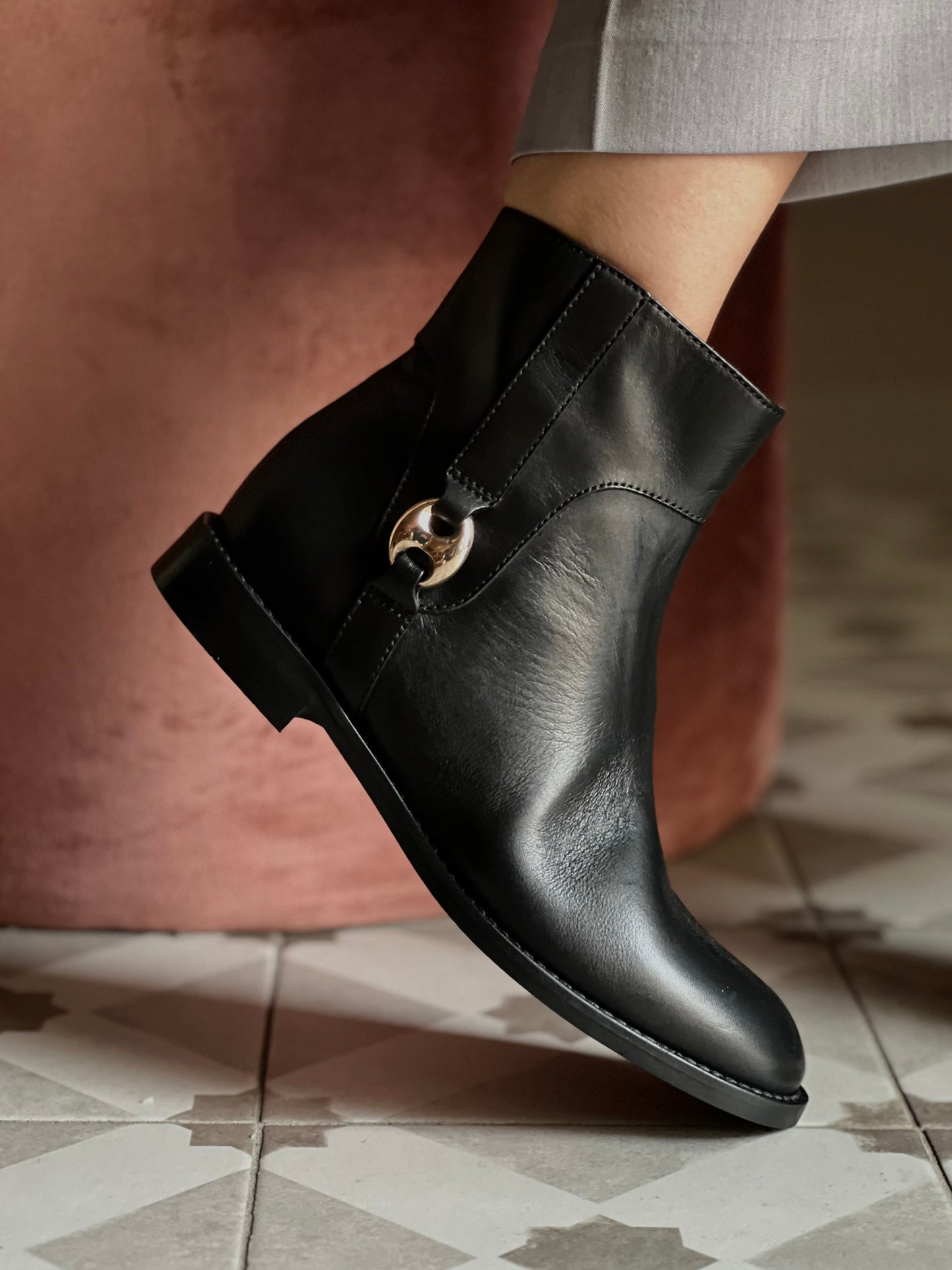 Stivaletto in pelle con dettaglio fibbietta