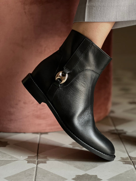 Stivaletto in pelle con dettaglio fibbietta