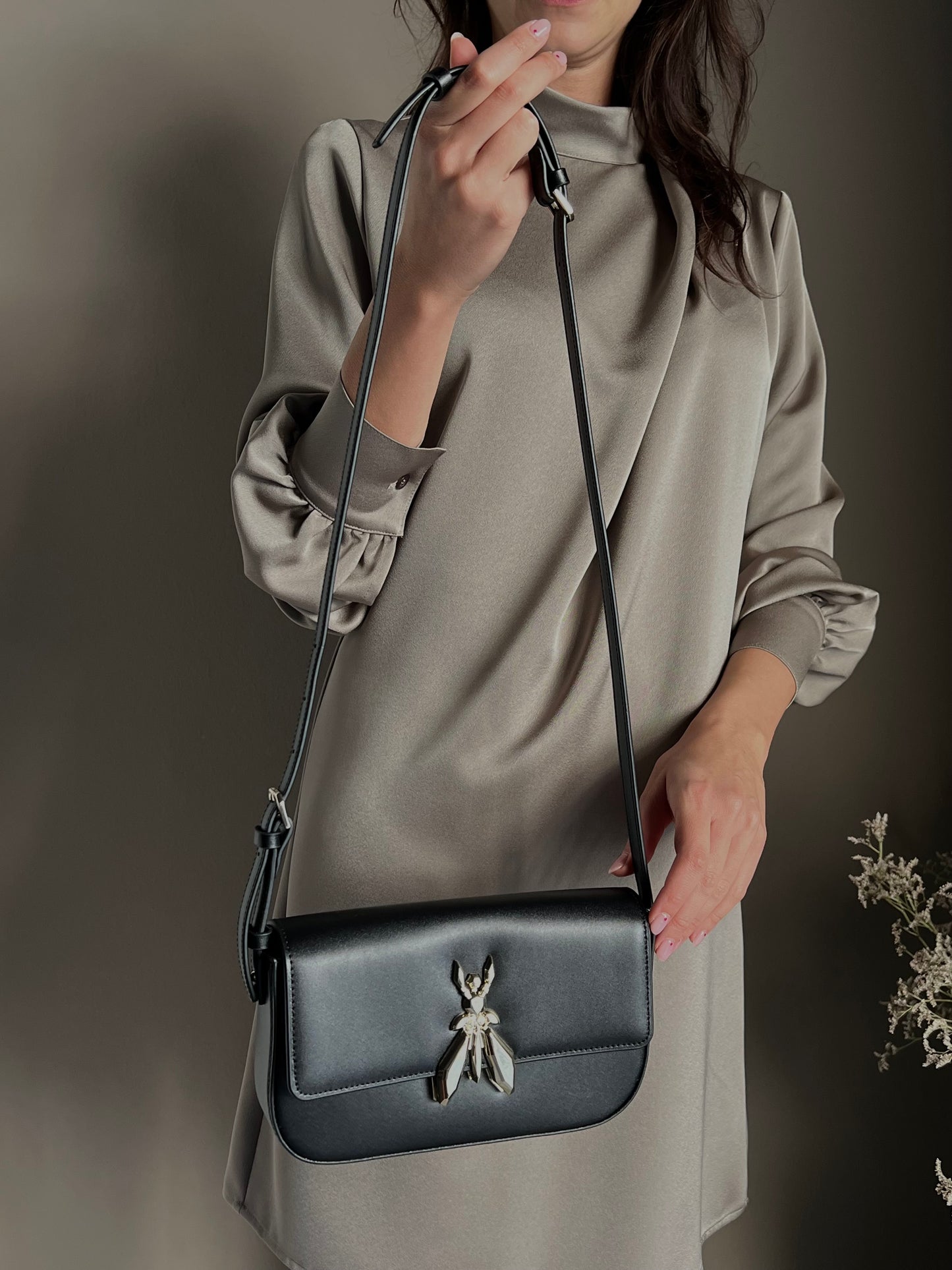 Abito in satin con collo drappeggiato