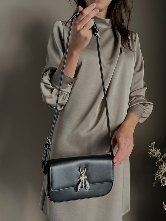 Abito in satin con collo drappeggiato