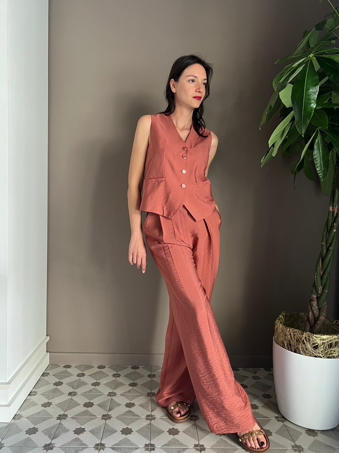 Pantalone in viscosa con pinces peperoncino