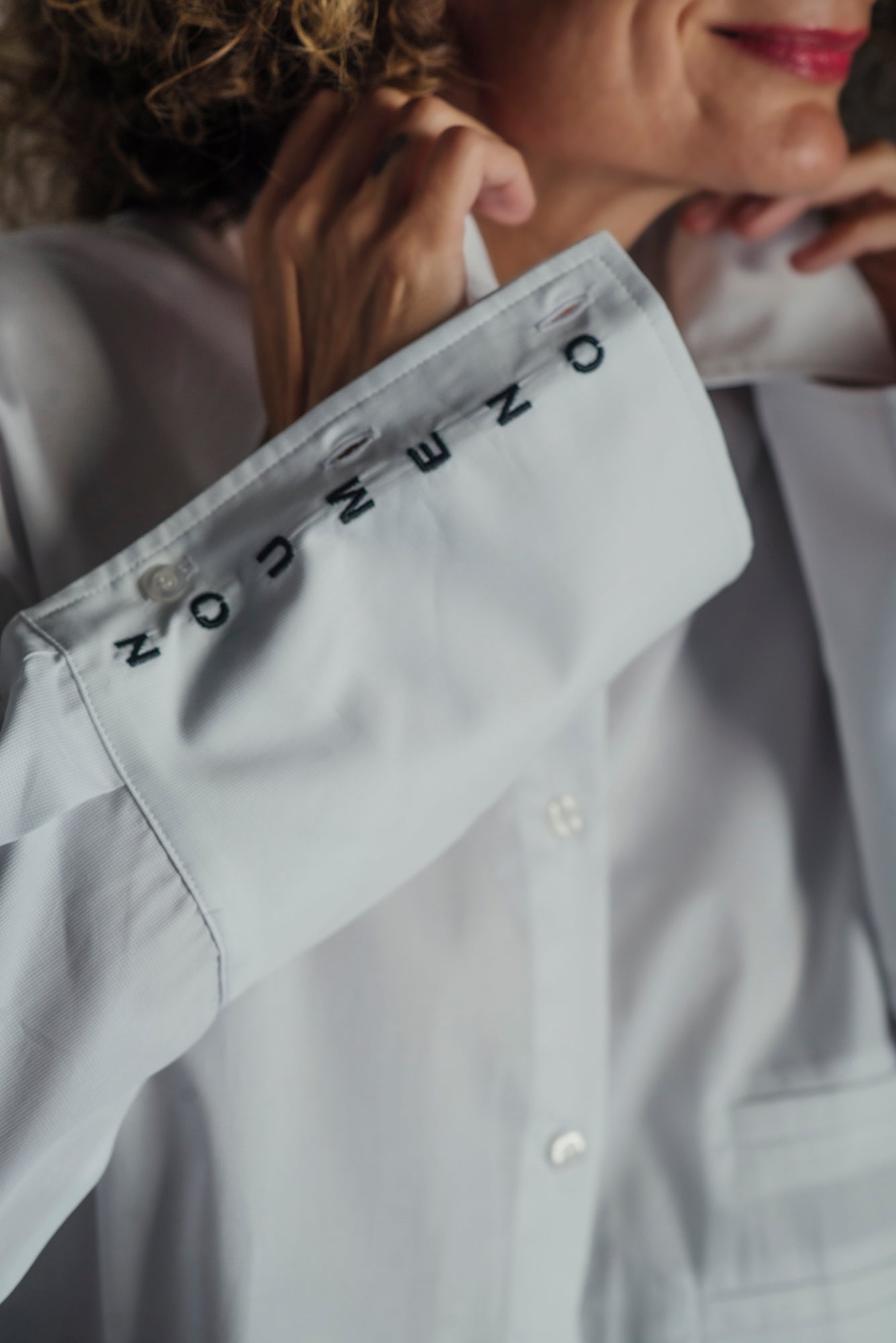 Camicia over in piquet con logo manica