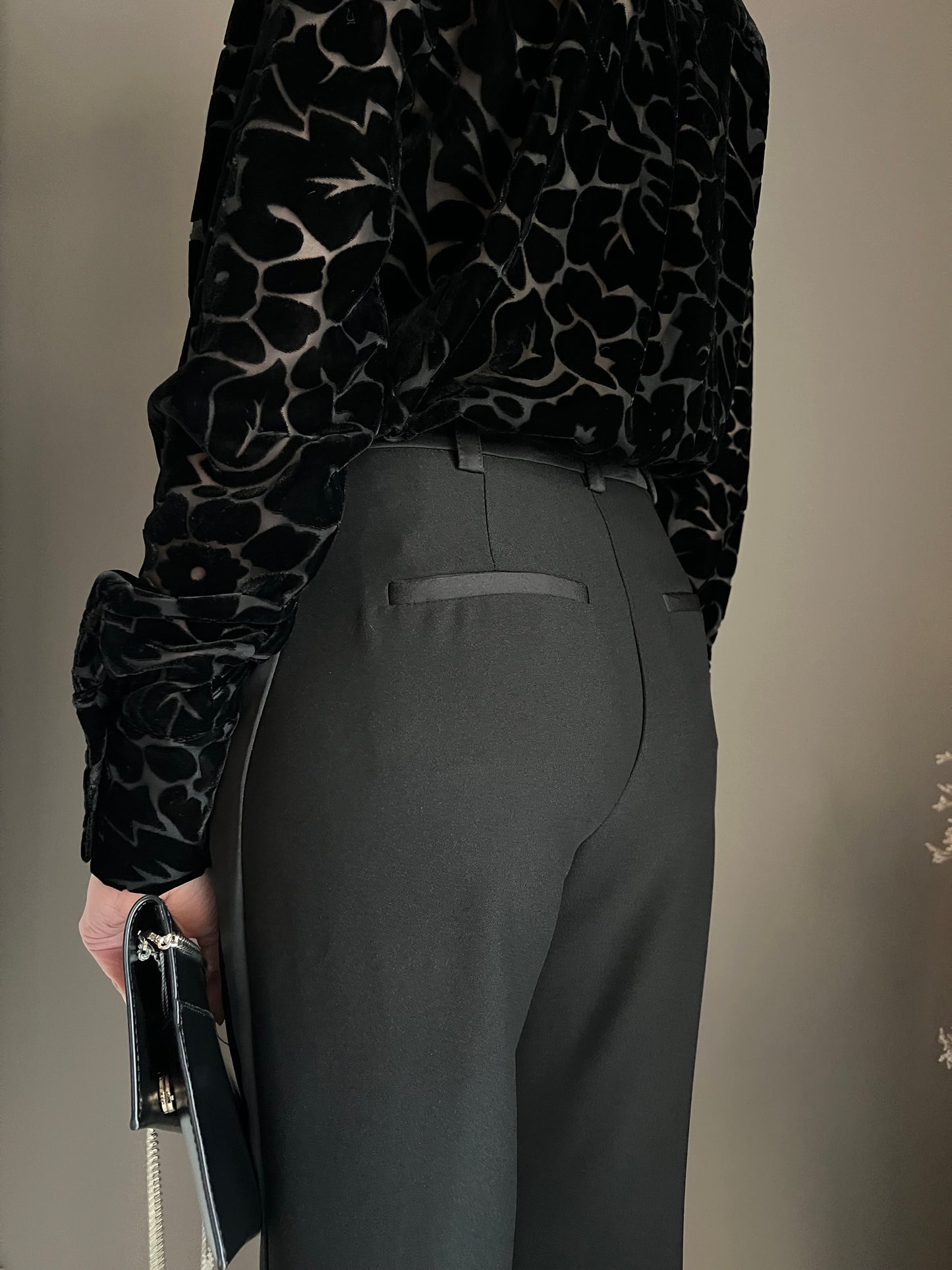 Pantalone ankle nero in crepe con dettaglio laterale