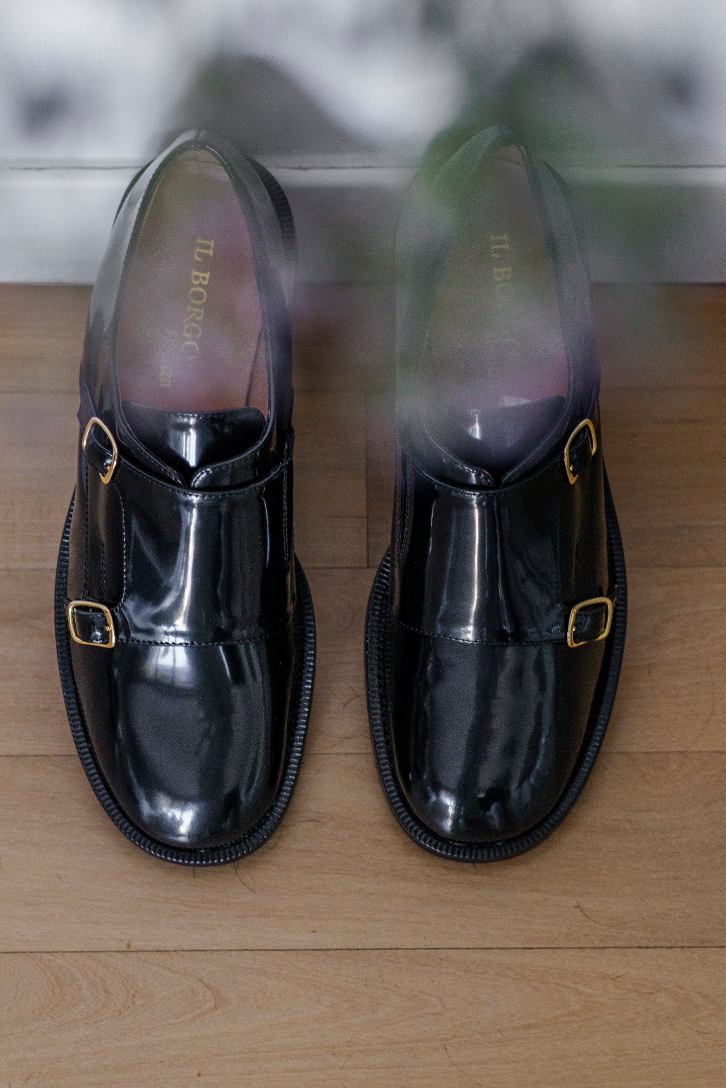 Scarpa con doppia fibbia in pelle abrasivata