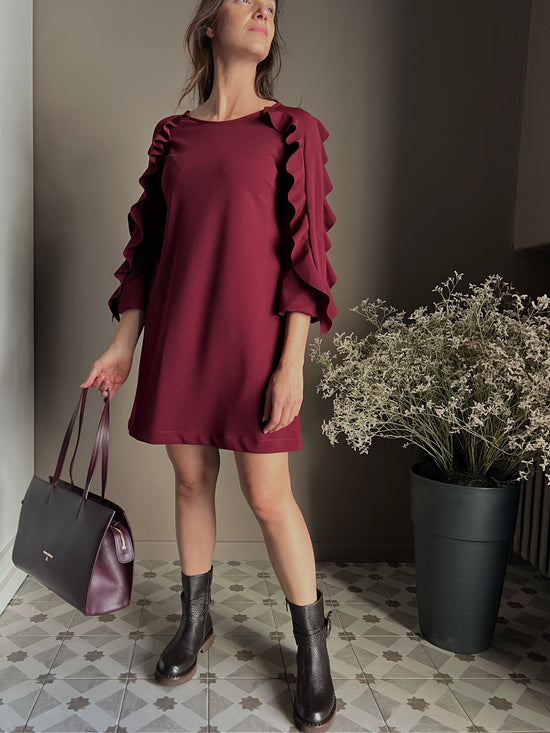 Mini abito bordeaux con volant sulle maniche