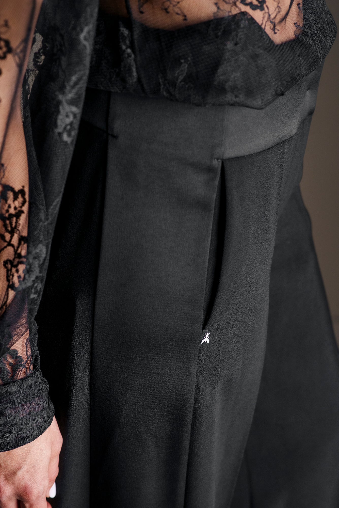 Pantaloni fluidi sartoriali con banda laterale