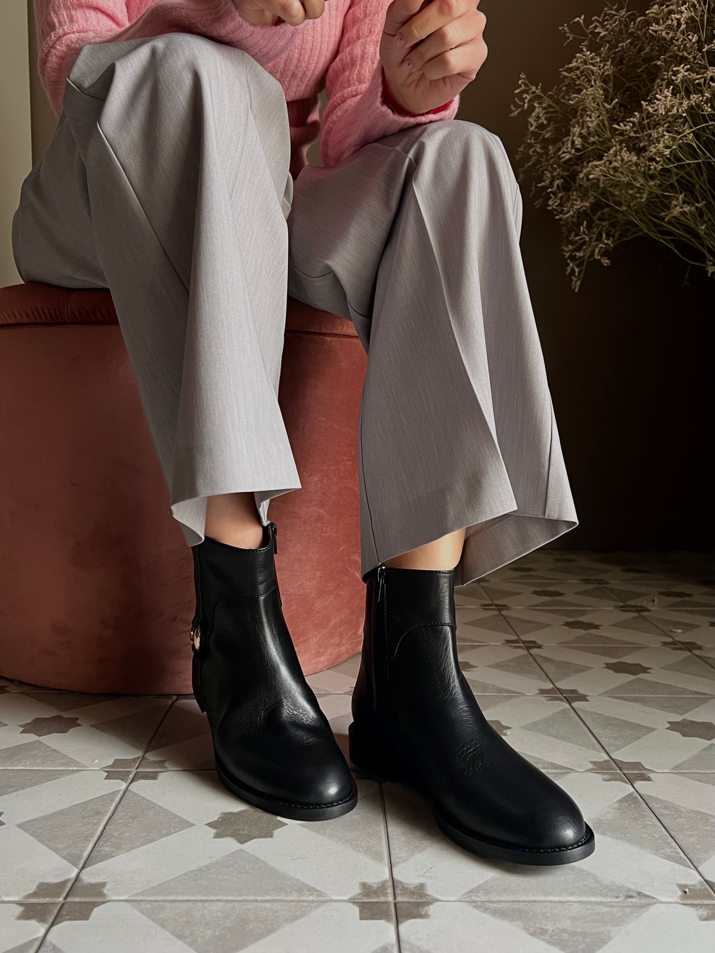 Stivaletto in pelle con dettaglio fibbietta