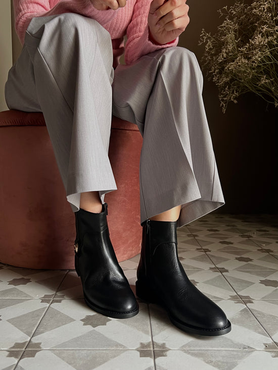 Stivaletto in pelle con dettaglio fibbietta