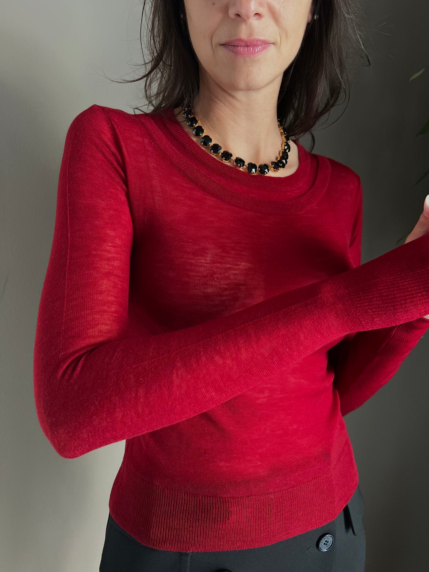 Maglia ultra fine in lana con scollo a barca