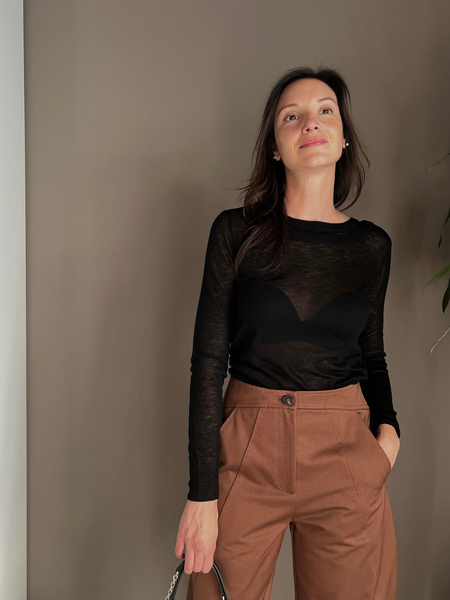 Maglia ultra fine in lana con scollo a barca nera