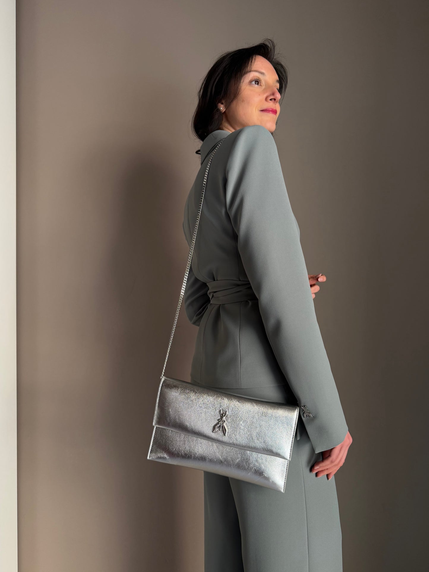 Borsa pochette in pelle laminata silver