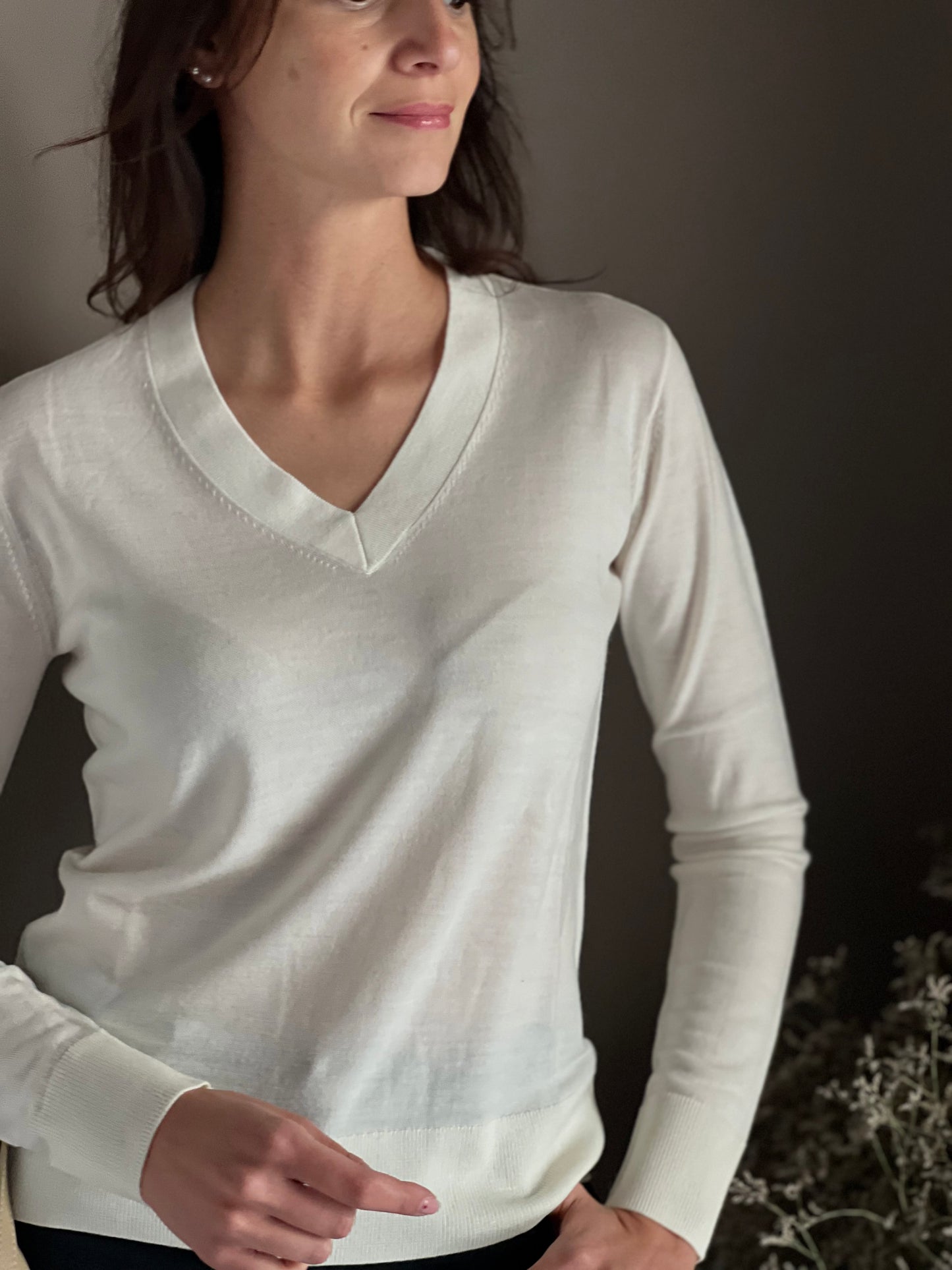 Maglia scollo a V in lana milk