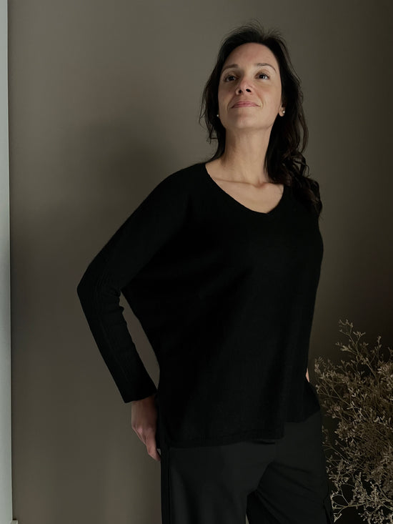 Maglia in cashmere over 100% cashemire maniche aderenti nera