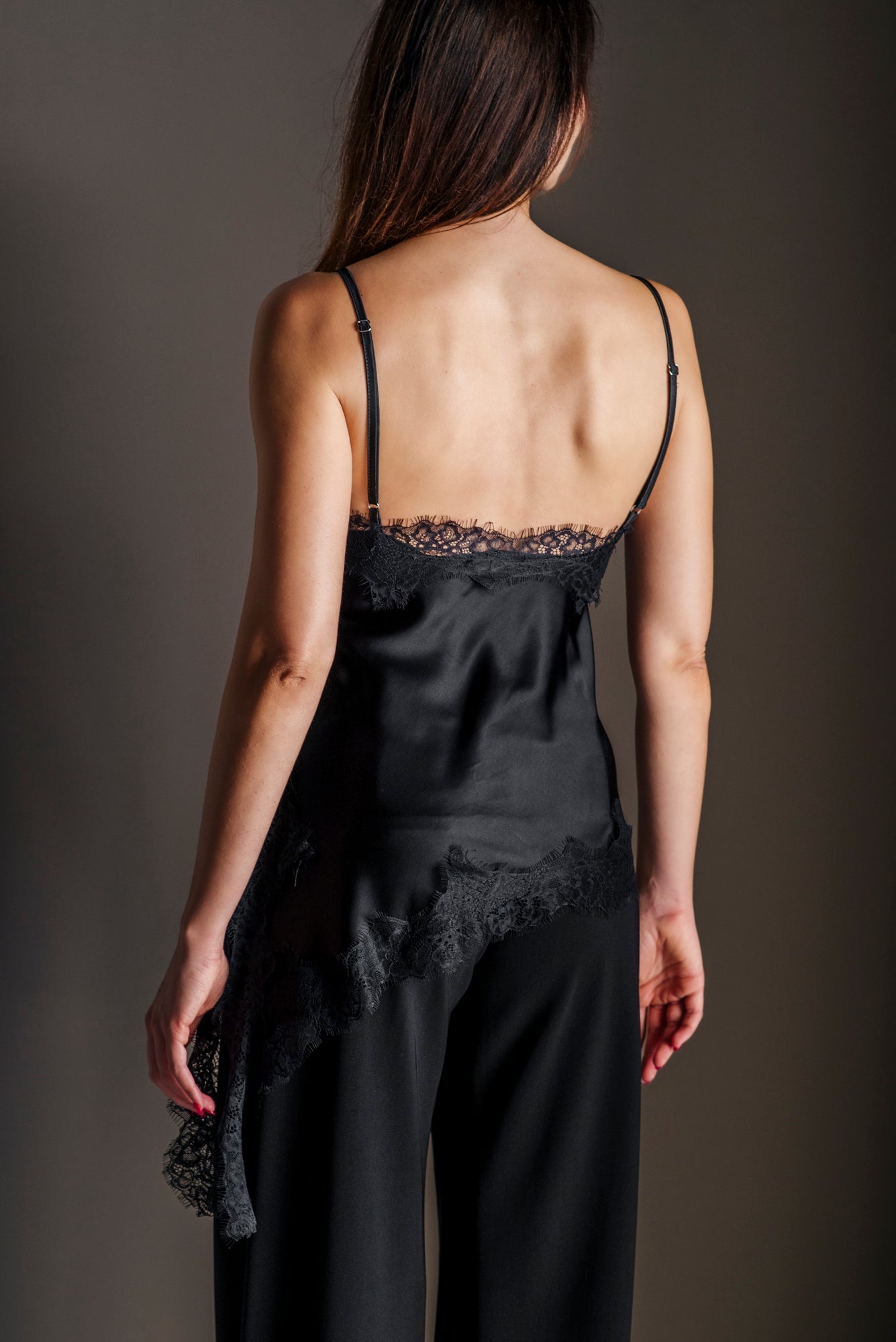 Top con inserti in pizzo asimmetrico