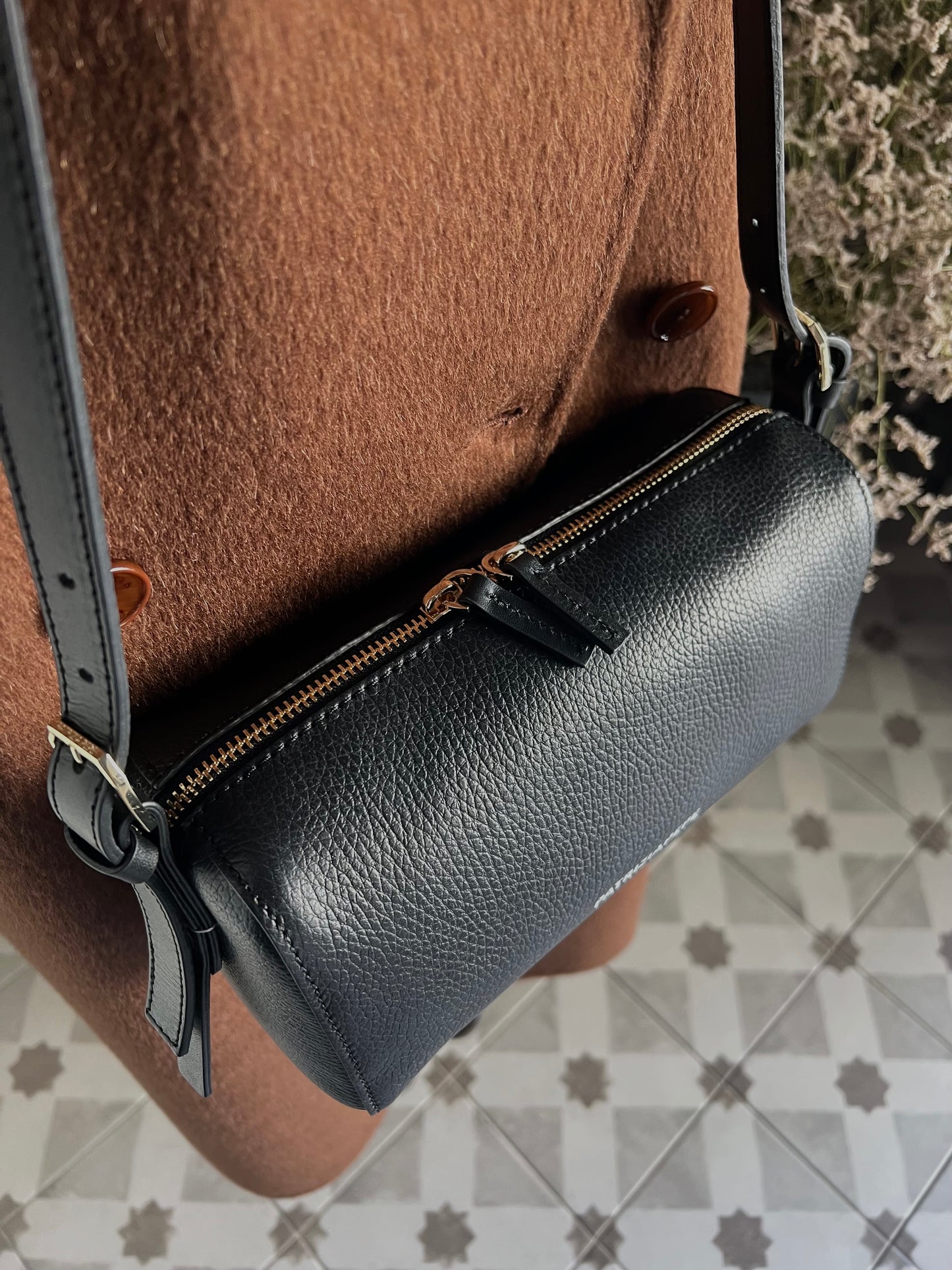 Borsa tracolla Never in pelle nera