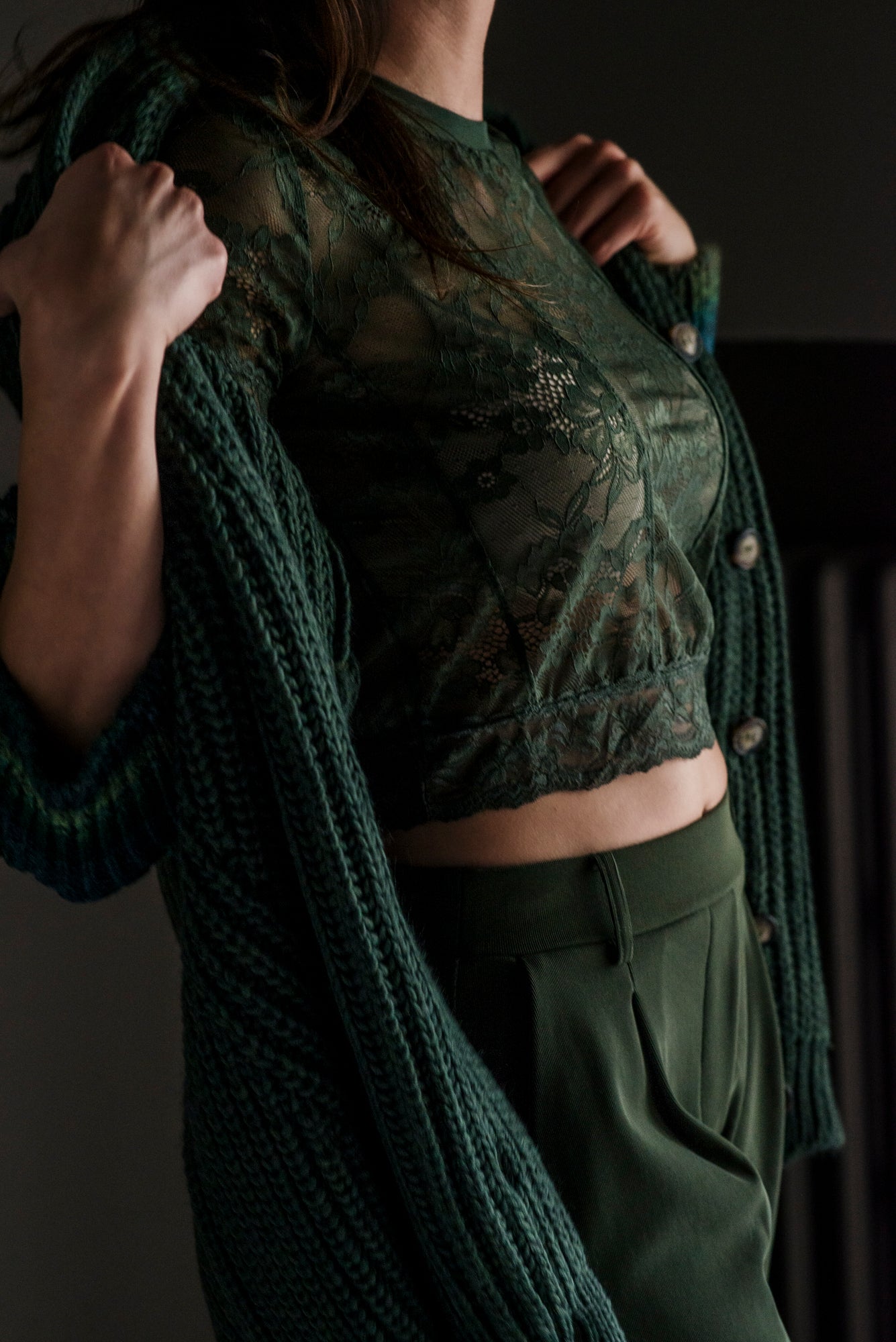 Top in pizzo floreale verde