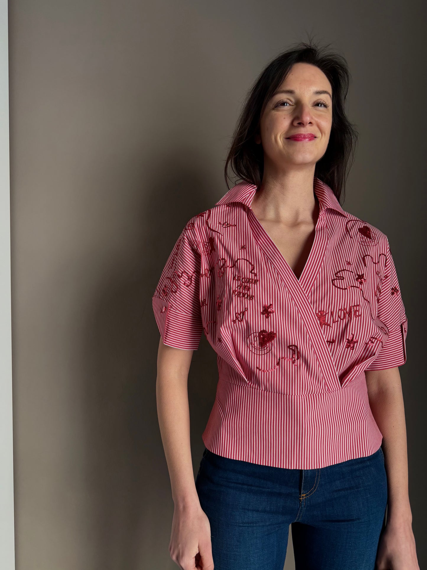 Camicia a righe con ricami preziosi