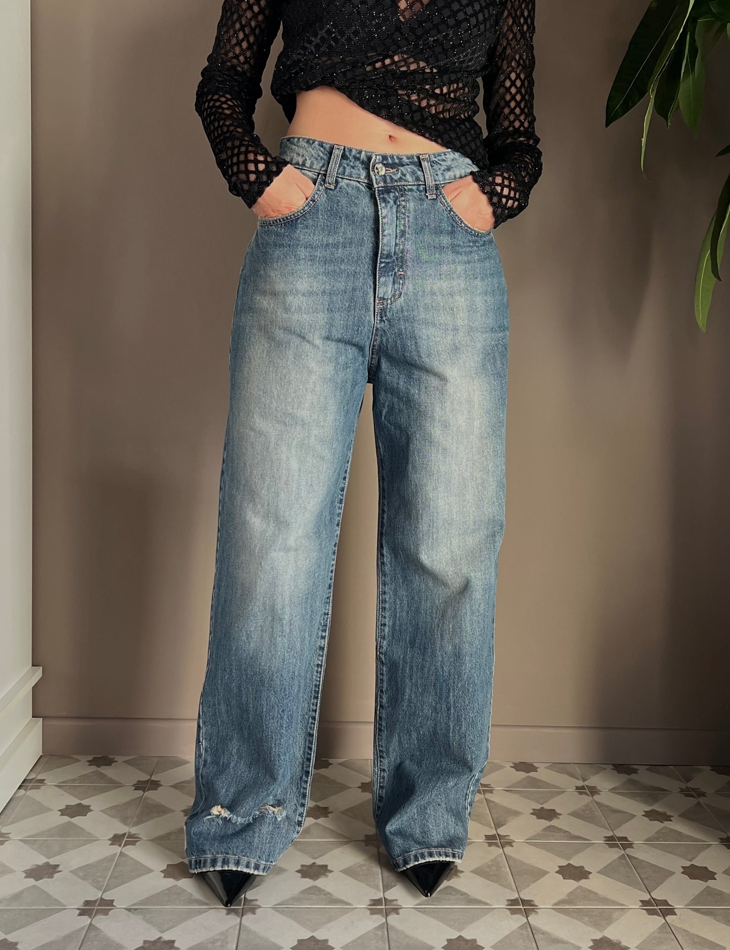 Pantalone in denim con strappo sul fondo